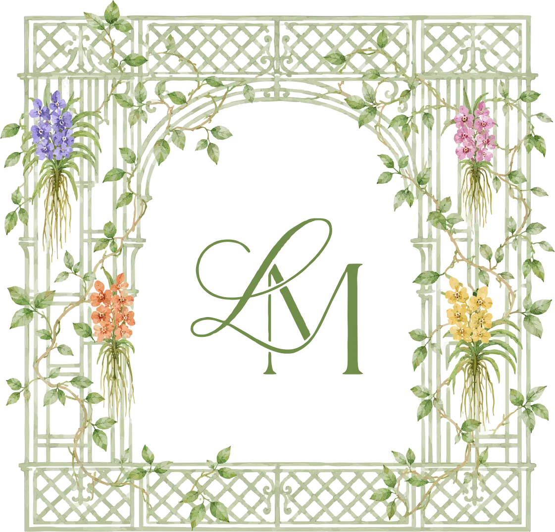 Treliça em arco com orquídeas e o monograma L&M